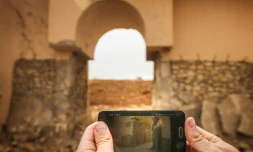 Un smartphone montre la photo d'un des vestiges de la cité antique de Nimrod aujourd'hui détruit aprÚs deux ans de contrÎle de la cité par l'EI