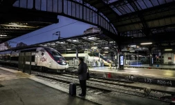 Un voyageur Gare de l'Est à Paris, le 13 décembre 2019