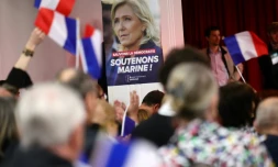 Une affiche de Marine Le Pen lors d'un rassemblement de soutien à la présidente du groupe parlementaire du Rassemblement national (RN), le 5 avril 2025 à Marseille