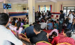 Des proches de disparus observent des photos des corps retrouvés aprÚs la crue meurtriÚre au Népal, à Bharatpur, le 30 août 2026