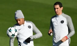 Les attaquants du Paris Saint-Germain Kylian Mbappé (G) et Angel Di Maria à l'entraînement le 30 octobre 2017 à Saint-Germain-en-Laye
