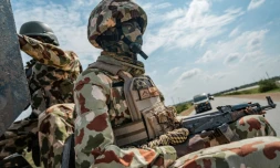 Un soldat nigérian à l'arrière d'un véhicule d'escorte militaire sur l'autoroute reliant Maiduguri à Damaturu, au Nigeria, le 31 juillet 2026.
