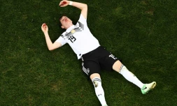Le milieu allemand Sebastian, blessé au nez par le talon du Suédois Toivonen, reste groggy sur la pelouse du stade de Sotchi, au Mondial, le 23 juin 2018