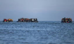 Des migrants Ă bord de bateaux de passeurs tentent de traverser la Manche au large de la plage de Gravelines, dans le Nord, le 27 septembre 2025