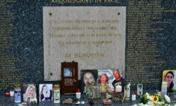 Le mémorial dédié aux victimes du crash de l'Airbus A320 de la Germanwings lors d'une cérémonie commémorative marquant le dixième anniversaire de la tragédie, le 24 mars 2025 au Vernet, dans les Alpes-de-Haute-Provence