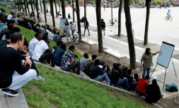 Une volontaire membre de l'ONG Bureau d'Accueil et d'Accompagnement des Migrants) le 27 juillet 2017 à Paris