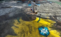 Un enfant joue au football dans une rue de la favela de Sao Paulo ou a grandi le N.9 de la Seleçao Gabriel Jesus, le 22 juin 2018