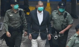 Le magnat pro-démocratie Jimmy Lai est conduit devant le tribunal en vue de son inculpation, le 12 décembre 2020 à Hong Kong