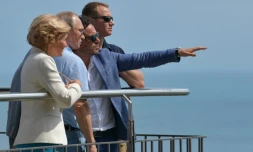 Le président russe Vladimir Poutine visite la colonie de vacances pour jeunes, Artek, ancienne vitrine de la jeunesse soviétique située sur les rives de la mer Noire à Gurzuf (près de Yalta), le 24 juin 2017