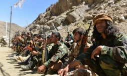 Des combattants afghans du mouvement de résistance contre les talibans lors d'un entraînement militaire, le 24 août 2021 dznd la province du Panchir