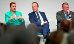 Mette Frederiksen (G), Martin Lidegaard (C) et Lars Loekke Rasmussen (D) assistent à un débat le 25 mars 2026 à Copenhague