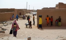 Des habitants dans une rue d'Agadez, au nord du Niger, le 6 avril 2017