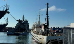 Photo prise le 31 juillet 2026 et fournie par la Fondation Paul Watson le 1er août 2026 montrant à droite le Bandero, navire de la Fondation, flanqué à gauche par un bateau des garde-côtes islandais, dans le port de Reykjavik