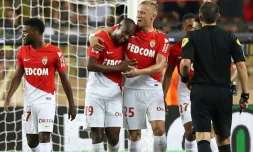 Le défenseur de Monaco Djibril Siidibé (c) est congratulé par ses équipiers apès son but contre Marseille à Louis II, le 27 août 2017