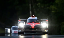Le pilote japonais  Kamui Kobayashi au volant de la Toyota TS050 Hybrid N.7 lors des qualifications pour les 24 Heures du Mans, le 15 juin 2017 au Mans