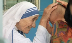 Mère Teresa bénit un enfant à Singapour le 20 octobre 1993