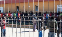Des migrants devant un centre d'accueil de l'enclave espagnol au Maroc de Melilla, le 24 février 2014