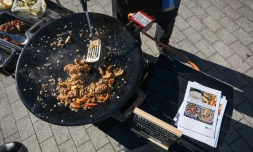 Préparation d'un plat à Hägersten, au sud de Stockholm, lors d'une initiative visant à sensibiliser aux repas qui peuvent être préparés dans des conditions d'état d'urgence, le 23 septembre 2025 en Suède