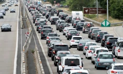 Embouteillages sur l'A7 l'Autoroute du soleil, prĂšs de Reventin-Vauguris (centre-est de la France), vers le sud, le 30 juillet 2016