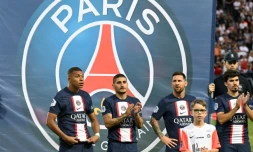 Des joueurs du Paris Saint-Germain, Kylian Mbappe, Marco Verratti, Lionel Messi et Vitinha posent pour la photo avant le match de Ligue 1 française contre Montpellier Hérault au Parc des Princes, à Paris, le 13 août 2022