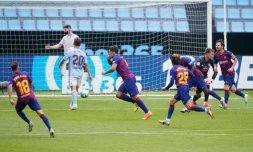 L'attaquant uruguayen Luis Suarez (c) exulte aprÚs avoir marqué lors du match de Liga sur le terrain du Celta Vigo, le 27 juin 2020