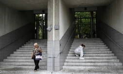 Un employé nettoye des traces de sang sur la scène du crime, où deux personnes ont été tuées, dans le quartier de La Duchère, à Lyon, le 15 juin 2022