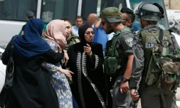 Palestiniens et soldats israéliens s'invectivent au point de passage de Qalandia, après la mort de deux Palestiniens, le 27 avril 2016