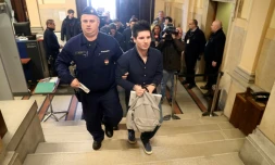 Le hacker Rui Pinto (d) est escorté par un officier de police judiciaire à son arrivée à la Cour de Budapest, en Hongrie, le 5 mars 2019
