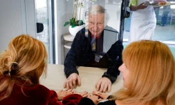 Guy, 93 ans, avec ses deux filles Elisabeth (d) et Véronique dans un mobile-home où ils peuvent déjeuner ensemble, le 12 novembre 2020 à l'Ehpad Beauregard, à Villeneuve-Saint-Georges, près de Paris