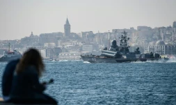 Le bateau de guerre russe class Corvette 617 "Mirazh" traverse le Bosphore à Istanbul et se dirige vers la Syrie, le 7 octobre 2016