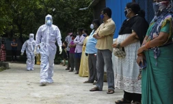 Devant un centre de dépistage du coronavirus dans la région de  Ranga Reddy près de Hyderabad (Inde)  le 24 juillet 2020 
