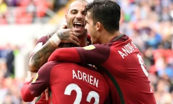 Le Portugais Adrien Silva est congratulé par ses coéquipiers après avoir inscrit le but de la victoire face au Mexique pour la 3e place de la Coupe des Confédérations, le 2 juillet 2017 à Moscou