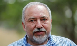 Le ministre israélien de la Défense, Avigdor Lieberman, lors d'une conférence de presse le 20 avril 2018 à Nahal Oz, près de la frontière avec la bande de Gaza