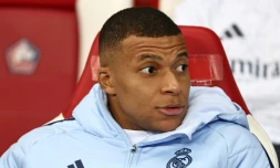 L'attaquant français du Real Madrid Kylian Mbappe regarde le match depuis le banc de touche au stade Pierre Mauroy de Villeneuve-d'Ascq, dans le nord de la France, le 2 octobre 2024