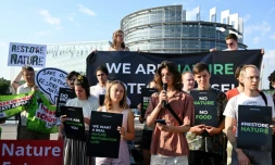 La militante pour le climat Greta Thunberg (au centre à gauche) prend part à une manifestation devant le Parlement européen, le 11 juillet 2023 à Strasbourg