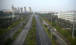 Une avenue vide à Wuhan (Chine), d'où est partie l'épidémie de coronavirus, le 4 mars 2020