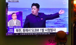 Une télévision sud-coréenne diffuse des images d'archives du leader nord-coréen Kim Jong-Un, le 24 août 2016, aprÚs un nouveau tir de missiles