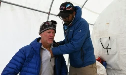 Le Dr Suvash Dawadi examine un patient au camp de base de l'Everest, le 24 avril 2018 