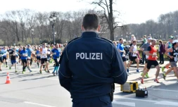 Un policier en faction lors du semi-marathon de Berlin, le 8 avril 2018 