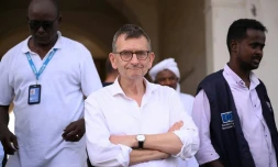 L'émissaire de l'ONU au Soudan Volker Perthes (centre), le 24 avril 2023 à Port-Soudan