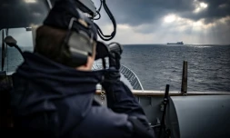 Surveillance d'un cargo lors d'une mission de la marine suédoise en mer Baltique le 4 février 2025 pour protéger les infrastructures sous-marines dans le cadre d'une opération de l'Otan