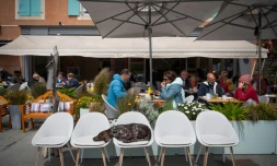 Une terrasse de restaurant à Sauzon, à Belle-Ile-en-Mer, en Bretagne, le 20 mai 2021
