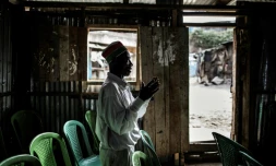 Un fidèle dans une église de Nairobi le 13 août 2017