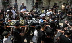 Des Palestiniens portent les corps de Palestiniens tués lors d'un raid israélien dans le nord de la Cisjordanie occupée, lors de leurs funérailles dans le camp de réfugiés de Jénine, le 6 septembre 2024