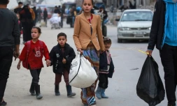 Des déplacés palestiniens transportant quelques affaires arrivent dans la ville de Gaza, après des ordres d'évacuation israéliens, le 11 avril 2025