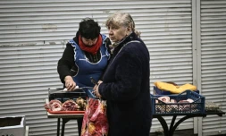 Une femme achète de la viande à Soledar, dans l'est de l'Ukraine le 28 mai 2022