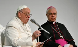 Le pape François s'exprime aux cĂŽtĂ©s de l'archevĂȘque italien de Catane Luigi Renna lors d'une visite Ă Trieste, dans le nord-est de l'Italie, le 7 juillet 2024.