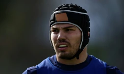 Le demi de mĂȘlĂ©e et capitaine du XV de France, Antoine Dupont, lors d'un entraĂźnement collectif avant le quart de finale du Mondial contre l'Afrique du Sud, le 11 octobre 2022 Ă Rueil-Malmaison, prĂšs de Paris