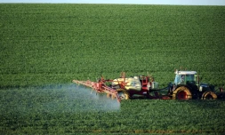 Un agriculteur pulvérise un engrais chimique dans son champ de blé à Trébons-sur-la-Grasse, en Haute-Garonne, le 20 avril 2015
