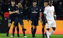 Les joueurs du PSS se congratulent après un but de Thomas Meunier (g) contre Lorient, le 21 décembre 2016 au Parc des Princes